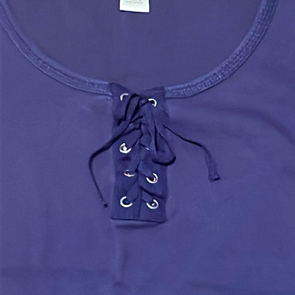 Navy blue short sleeved shirt with tie feature on top. Women’s Size XL - Picture 4 of 8